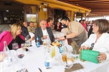 El exconcejal Antonio Benítez recibe el reconocimiento de amigos y familiares en su 80 aniversario/TA.